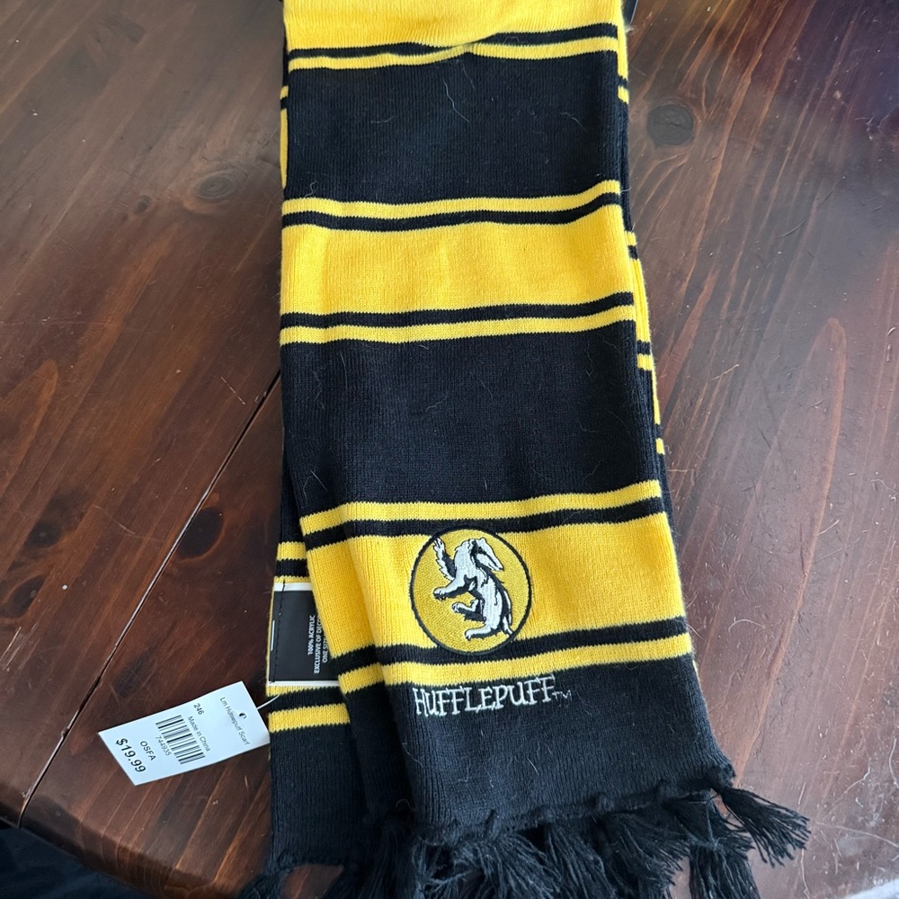 NWT Harry potter hufflepuff Black and Yellow Striped Scarf